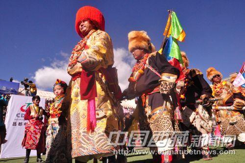 個(gè)性張揚(yáng)、堅(jiān)韌強(qiáng)悍、敢愛敢恨是康巴人鮮明的性格特征