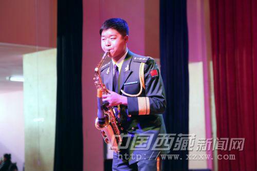 圖為文工團(tuán)薩克斯表演