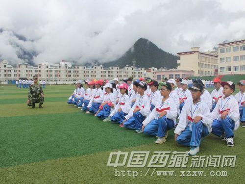 圖為官兵教參訓(xùn)學(xué)生下蹲動作