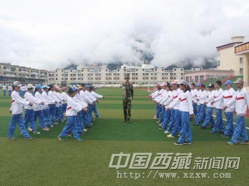 圖為官兵指導(dǎo)參訓(xùn)學(xué)生軍事動作