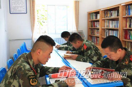 圖為官兵在閑暇時(shí)間在圖書室觀看紅色書籍