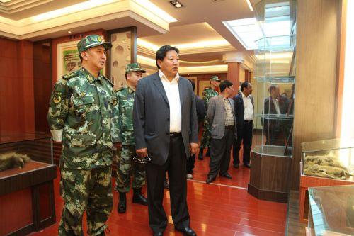 圖為旺堆專員參觀林芝支隊榮譽室