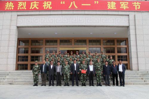 圖為專員與林芝公安邊防支隊官兵合影