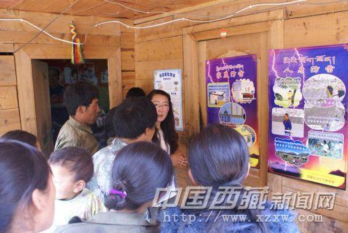 氣象工作人員給農(nóng)牧民宣講蟲草采挖期間防雷知識
