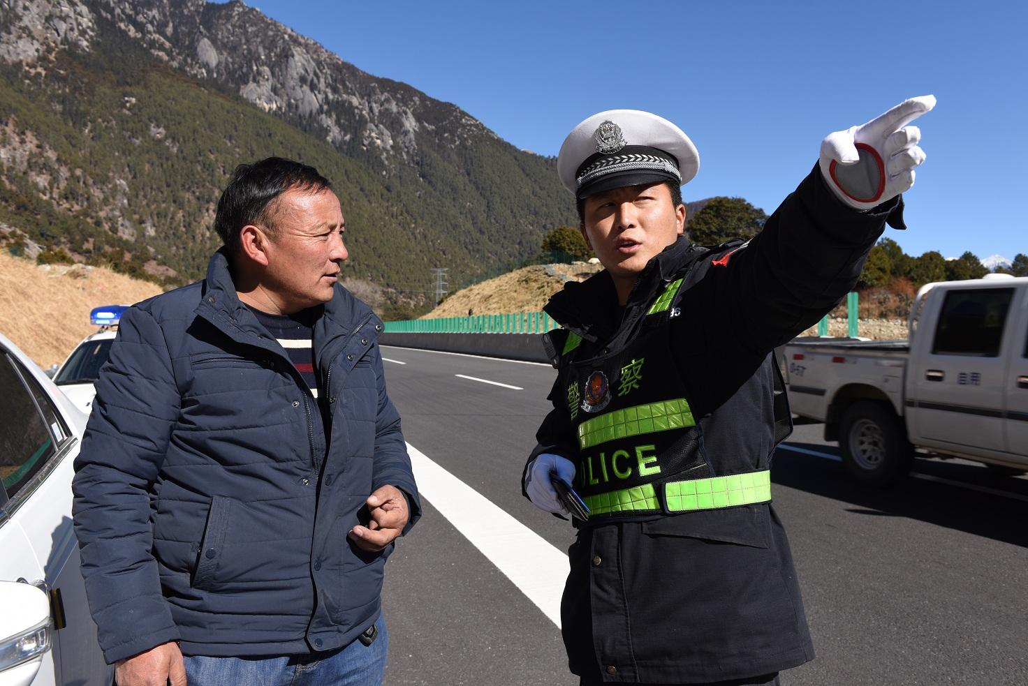 圖為高速交警為駕駛員指路。.JPG