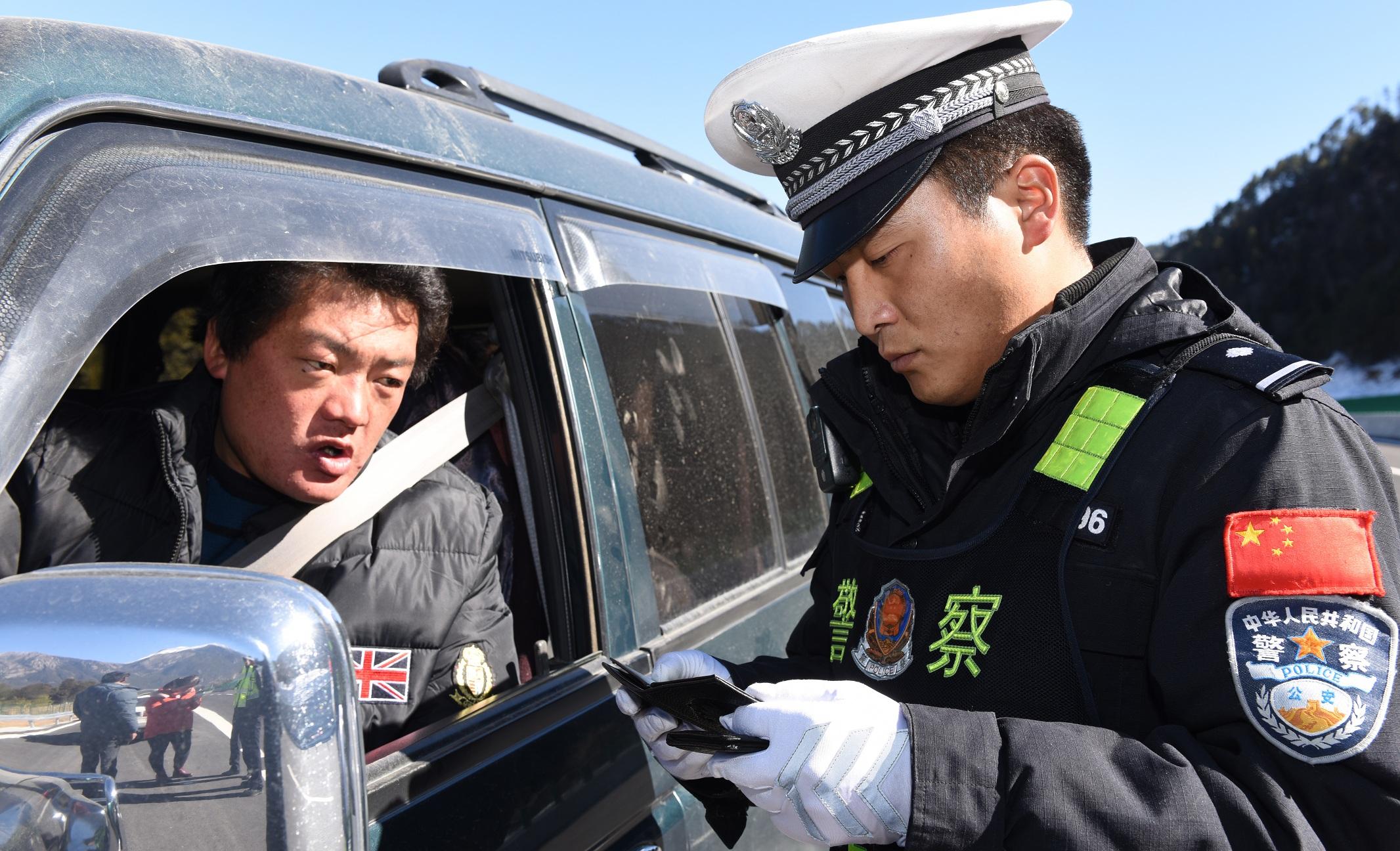 圖為高速交警對(duì)路邊?？寇囕v進(jìn)行檢查.jpg