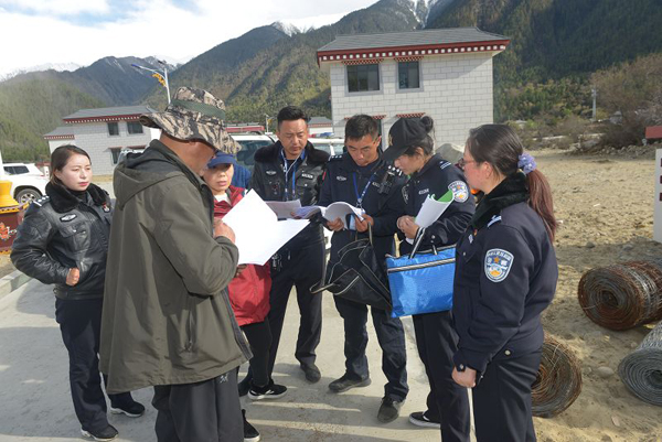 圖為：林芝巴宜區(qū)公安局黨委班子古都、唐瓊?cè)A同志前往易地扶貧搬遷點(diǎn)開展相關(guān)工作.jpg