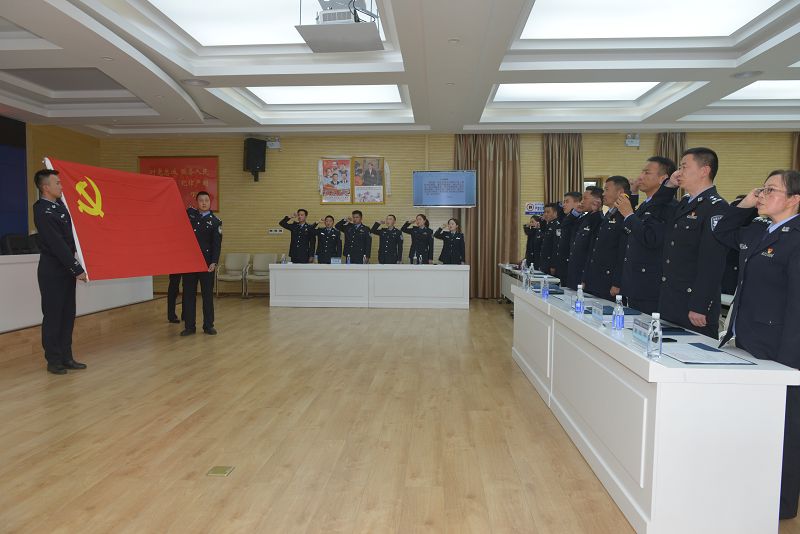 圖為：重溫入黨誓詞現(xiàn)場(chǎng).jpg