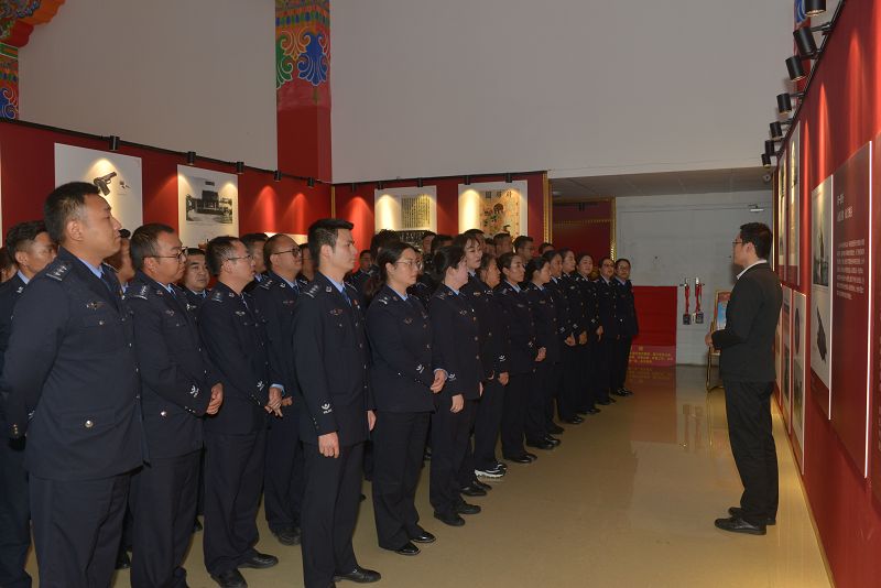 圖為：巴宜區(qū)公安局民警前往西藏農(nóng)牧學(xué)院黨史館開(kāi)展“不忘初心.牢記使命”主題教育活動(dòng)現(xiàn)場(chǎng)3.jpg