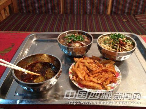 拉薩的小吃：涼粉、涼面、炸土豆  彭月圓 手機(jī)拍攝