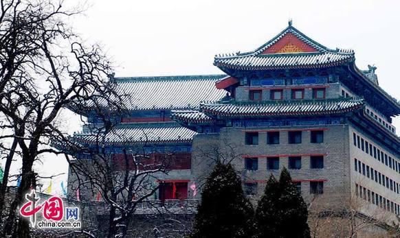 2011年2月10日的這場(chǎng)雪，是北京近60年來(lái)當(dāng)年冬季最“晚來(lái)”的雪，大家對(duì)這場(chǎng)雪期盼已久。 圖為北京美麗雪景之老城墻 (YIPIN攝影報(bào)道）