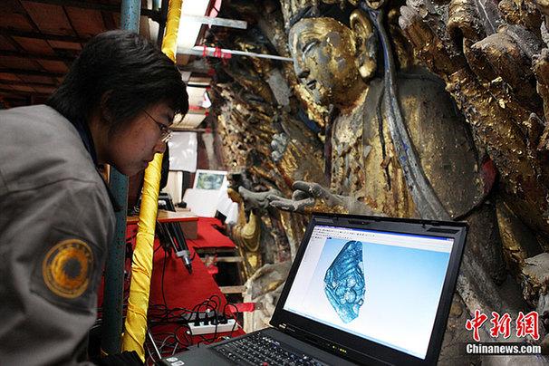 工作人員通過三維激光掃描，將造像表面金箔微觀變化錄入電腦，為跟蹤和對(duì)比修復(fù)效果提供重要的科學(xué)依據(jù)。