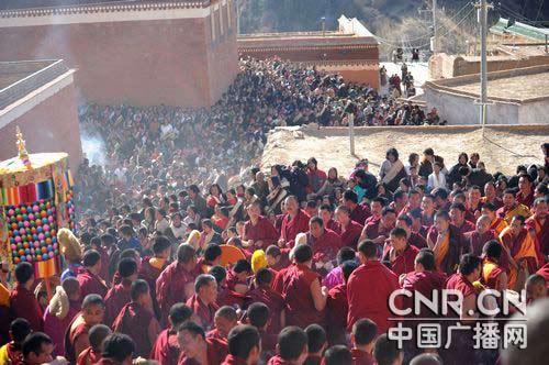 喇嘛們將長龍般的巨幅佛圖抬請上曬佛臺(tái)