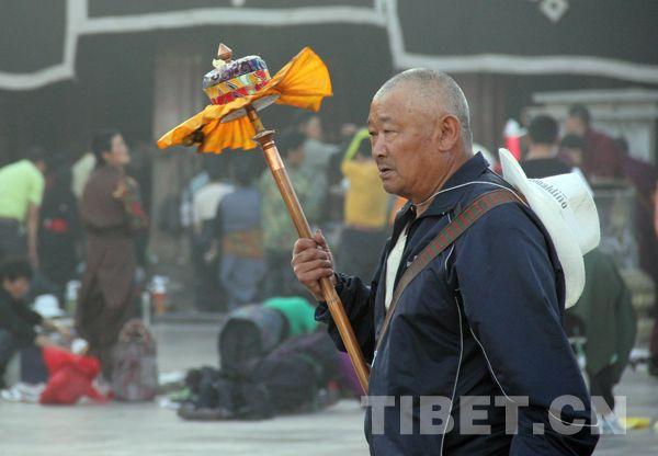 6月15日清晨，一位藏族老人在大昭寺前轉(zhuǎn)經(jīng)
