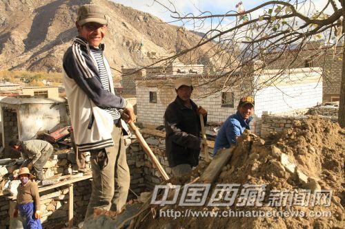 正在蓋房子的村民熱情地招呼記者拍照。