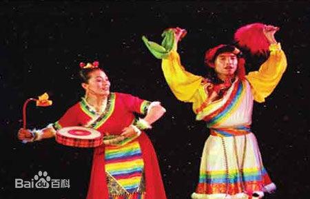 舞臺(tái)上的熱巴舞表演。