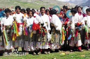 西藏各地?zé)岚臀璞硌荨?></p>   <p>西藏各地?zé)岚臀璞硌荨?/p>   <p>傳統(tǒng)節(jié)目</p>   <p>丁嘎熱巴的傳統(tǒng)節(jié)目很多，共有三十多個(gè)，每個(gè)節(jié)目的跳法和姿態(tài)各不相同，其內(nèi)容有講述藏族歷史、傳說(shuō)故事的，也有為了寺院祭祀活動(dòng)的需要而宣揚(yáng)宗教思想的，代表性劇目包括：《歐冬》（擊鼓）、《曲杰羅?！罚_桑王子）、《斯白巴瑪感果》（原始的老父母）、《甲沙公覺(jué)郎巴》（迎請(qǐng)文成公主）、《古如多吉熱》（金剛舞場(chǎng)）等。丁嘎熱巴舞既有當(dāng)?shù)啬撩裎璧傅膭?dòng)律，又借鑒了昌都一帶熱巴鈴鼓舞的舞姿，以順手順腳的牧民舞蹈動(dòng)作為基本步法，上身表演吸收了昌都熱巴女子手鼓激情豪放的動(dòng)作，由此形成融匯藏東藏北舞蹈精華的獨(dú)特風(fēng)格。丁嘎熱巴中還有許多風(fēng)趣的表演動(dòng)作、模擬動(dòng)物的動(dòng)作及一些富有情節(jié)的小戲。</p>   <p>藝術(shù)特點(diǎn)</p>   <p>熱巴舞是一種由鼓鈸（單鈸）、鑼伴奏的集體大型歌舞，技巧性較強(qiáng)，初時(shí)舞姿輕捷，高潮時(shí)感情奔放，動(dòng)作粗獷有力。跳熱巴舞的原意是為了求佛保佑村寨平安、六畜興旺和禳災(zāi)、祈豐收。唱、舞、器樂(lè)、服裝等方面的藝人需經(jīng)事前長(zhǎng)時(shí)間的培養(yǎng)、訓(xùn)練，方能參加。熱巴舞共分12段，每跳一段前先念一段詞，大意是頌揚(yáng)天地日月、山川河流、菩薩等。所演節(jié)目最少不能少于九個(gè)節(jié)目：《頌天地，拜四方》、《太陽(yáng)、月亮、星星》、《鼓聲傳揚(yáng)，四方平安》、《神佛與我們同歌舞》、《吉友、迷拉師徒斗法》、《烏鴉吹大話(huà)》、《吉友，迷拉下神山》、《英雄尼布里戰(zhàn)勝惡魔獨(dú)尼阿巴》、《送神佛、貴賓》。熱巴中的舞蹈，為了吸引觀眾，講究舞姿的優(yōu)美，編排難度高的動(dòng)作，象古代的百戲帶有雜技、武術(shù)等藝技。舞時(shí)，男女人數(shù)相等，由領(lǐng)舞人扮主要角色。在鈴鼓聲中，通過(guò)跳、轉(zhuǎn)、翻動(dòng)作，圓好場(chǎng)地，招來(lái)觀眾，然后男女演員上場(chǎng)。</p>   <p class=
