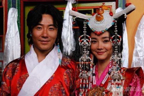  藏式婚禮中的新郎新娘。