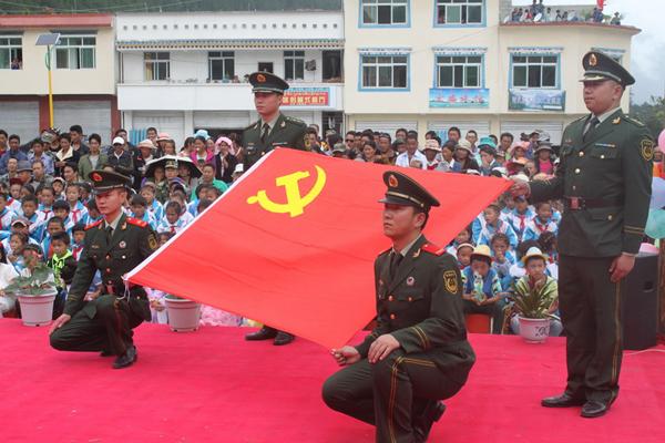 圖為該支隊(duì)官兵參加駐地政府舉辦的“七一”慶?；顒?dòng).jpg
