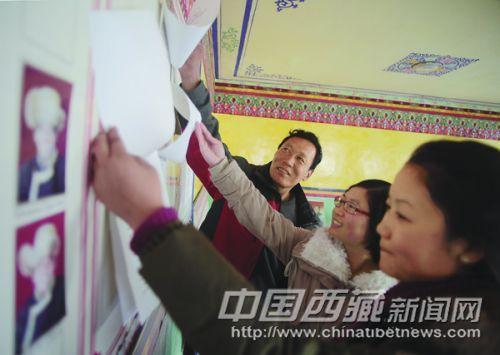 合力謀發(fā)展 在黨的群眾路線教育實(shí)踐活動(dòng)中，山南地區(qū)扎囊縣桑耶鎮(zhèn)桑耶社區(qū)黨員干部在積極為群眾做好事、辦實(shí)事、解難事的同時(shí)，還充分征求當(dāng)?shù)貜V大群眾的意見(jiàn)，建立起一套為社區(qū)群眾服務(wù)的有效體系，真正做到發(fā)展為了人民，發(fā)展成果與人民共享。 圖為近日桑耶鎮(zhèn)桑耶社區(qū)的黨員干部在查閱群眾意見(jiàn)書(shū)。 本報(bào)記者 高加庫(kù) 攝