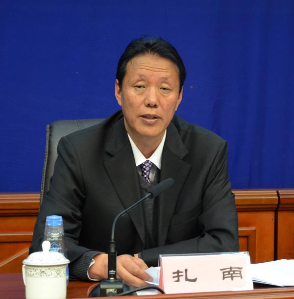 新聞發(fā)言人：那曲地區(qū)行政公署副專員、行政公署新聞發(fā)言人 扎南.jpg