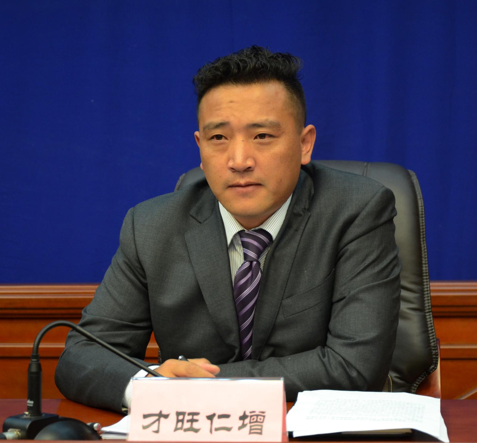 新聞發(fā)言人：那曲地區(qū)扶貧辦黨組成員、副主任 才旺仁增.jpg