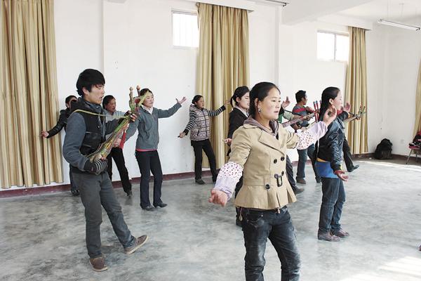 民間藝術(shù)團的年輕演員在學習拉薩堆諧。.jpg