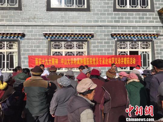 廣東省第三批組團式醫(yī)療援藏隊員、林芝市人民醫(yī)院內(nèi)科副主任黎建軍介紹，林芝市現(xiàn)在有條件開展早期的腫瘤篩查診治?！垖?攝