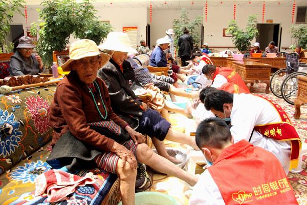 圖1---志愿者為老人洗腳。.jpg