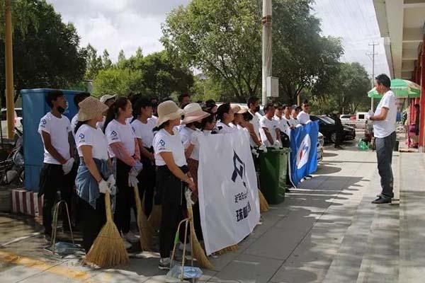 圖為富民公司董事長(zhǎng)巴桑頓珠正在進(jìn)行動(dòng)員講話。.jpg
