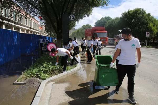 圖為員工們正在清理道路兩側(cè)的垃圾。.jpg