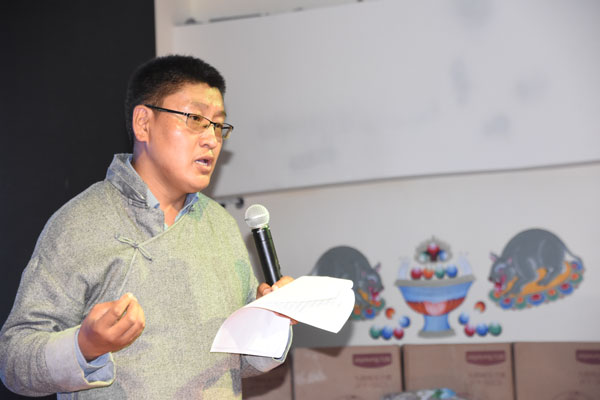 03-村長(zhǎng)助理扎西頓珠介紹兒童村的基本情況。.jpg