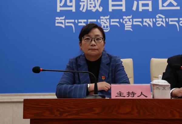 主持人：區(qū)黨委宣傳部副部長、區(qū)政府新聞辦主任  德吉卓嘎.jpg