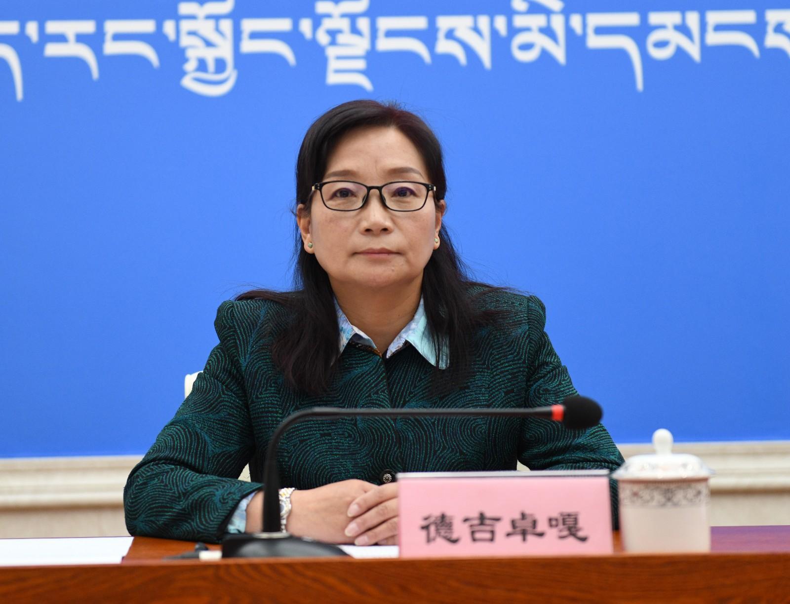 主持人：西藏自治區(qū)黨委宣傳部副部長、政府新聞辦主任 德吉卓嘎.JPG