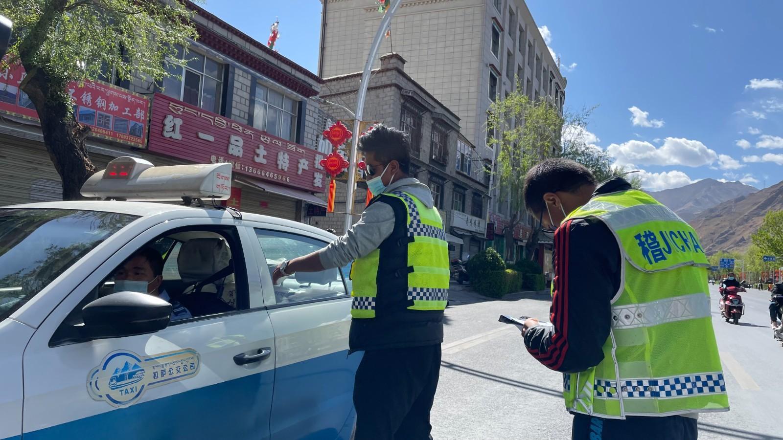 拉薩出租車公司開(kāi)展出租車亂象整治專項(xiàng)行動(dòng)(1972664)-20220418090708.jpg
