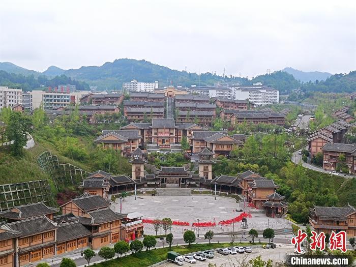 阿妹戚托小鎮(zhèn)一隅?！∈〗?攝