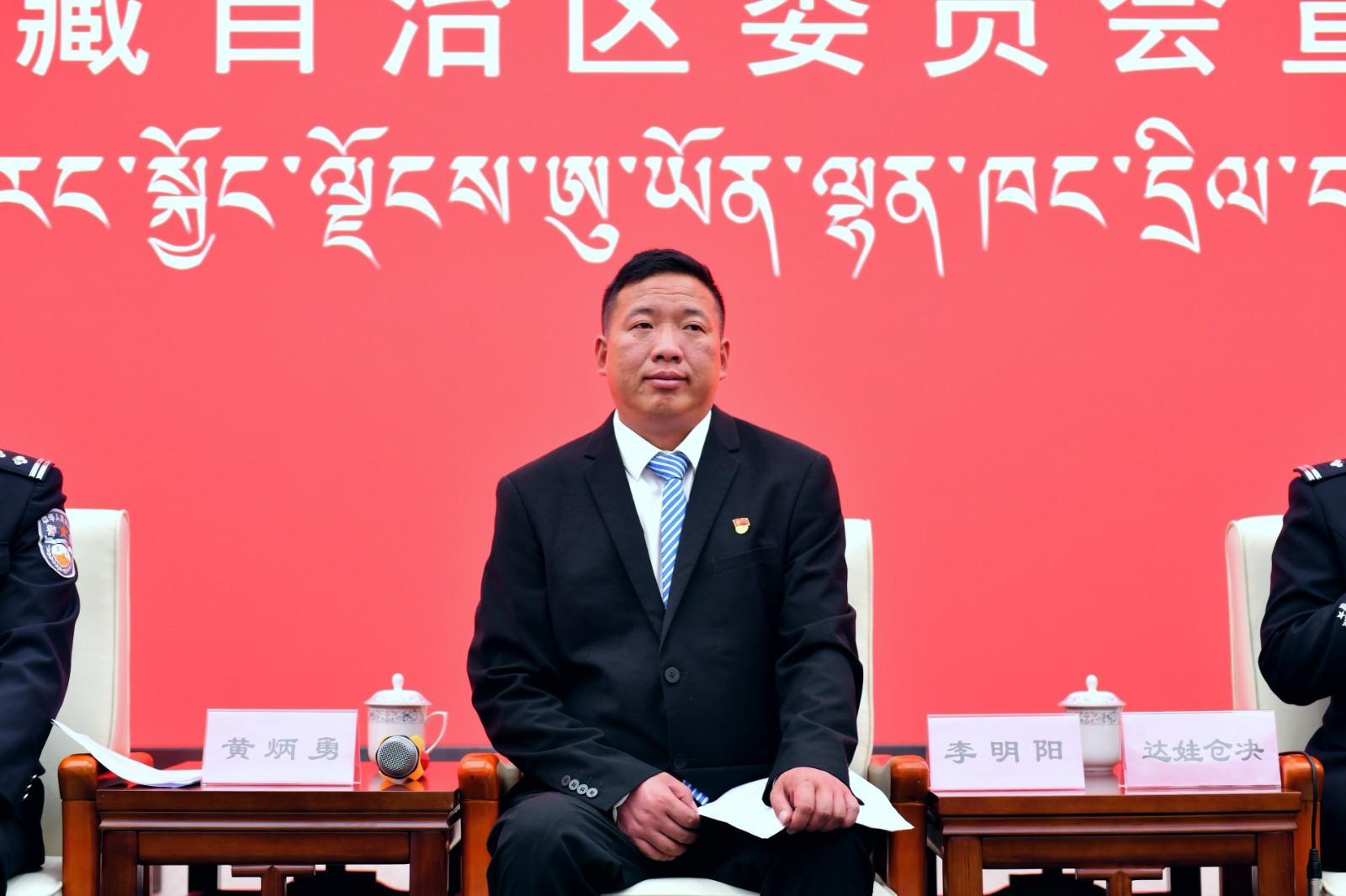 新聞發(fā)言人：日喀則市崗巴縣委常委、崗巴鎮(zhèn)黨委書記李明陽 .jpg
