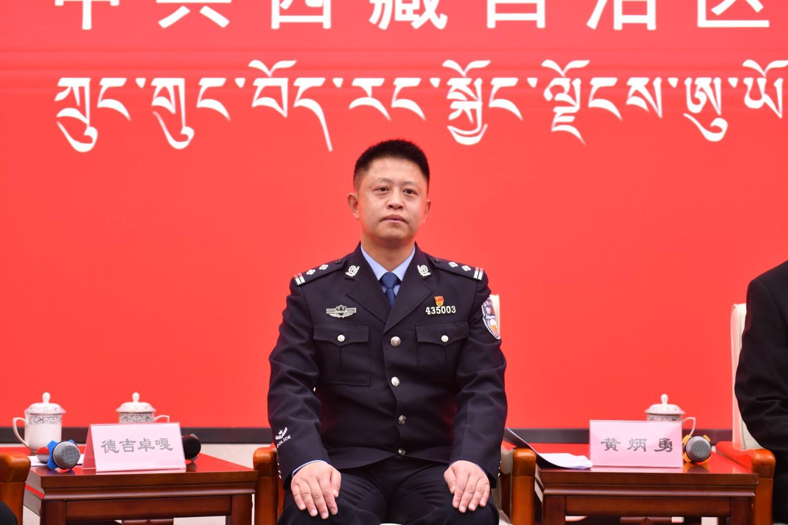 新聞發(fā)言人：林芝市波密縣公安局黨委副書記、政委、機(jī)關(guān)第一黨支部書記、四級(jí)高級(jí)警長黃炳勇.jpg