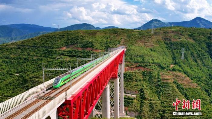 資料圖：中老鐵路“復(fù)興號(hào)”列車通過元江特大橋。 楊紫軒 攝