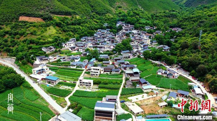 圖為維西縣塔城鎮(zhèn)英都灣村?！　秾毑亍芬曨l截圖 攝
