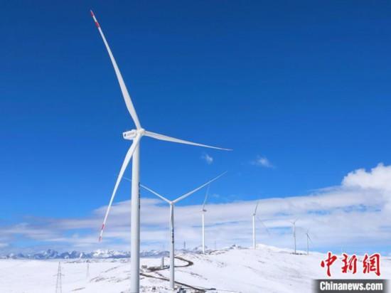 圖為矗立在哲古草原上的風(fēng)電機(jī)組。　中國(guó)電建集團(tuán)成都勘測(cè)設(shè)計(jì)研究院有限公司 供圖