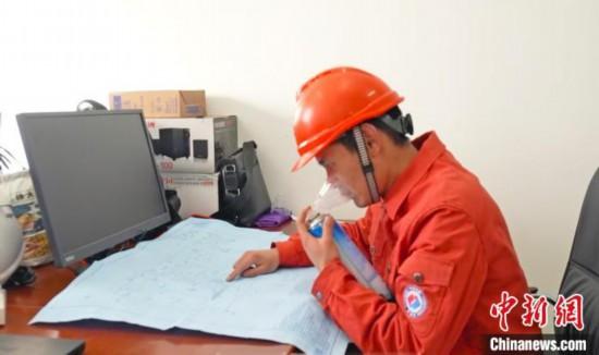 圖為哲古風(fēng)電項(xiàng)目技術(shù)人員克服高原缺氧堅(jiān)持工作?！≈袊?guó)電建集團(tuán)成都勘測(cè)設(shè)計(jì)研究院有限公司 供圖