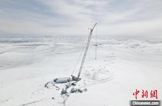 圖為哲古風(fēng)電項(xiàng)目在大雪中施工?！≈袊?guó)電建集團(tuán)成都勘測(cè)設(shè)計(jì)研究院有限公司 供圖
