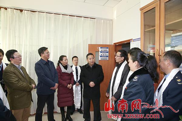 普布頓珠看望慰問公安民警和財(cái)稅工作人員