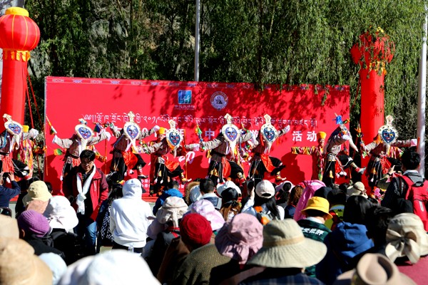 啟動(dòng)儀式現(xiàn)場瓊結(jié)縣民間藝術(shù)團(tuán)正在表演朗瑪《吉祥祝?！?.jpg