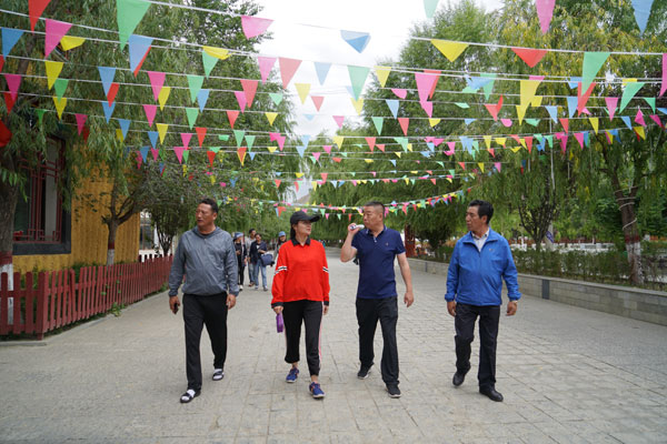 圖為：麻建輝一行在考察調(diào)研瓊結(jié)縣旅游步行街。.JPG