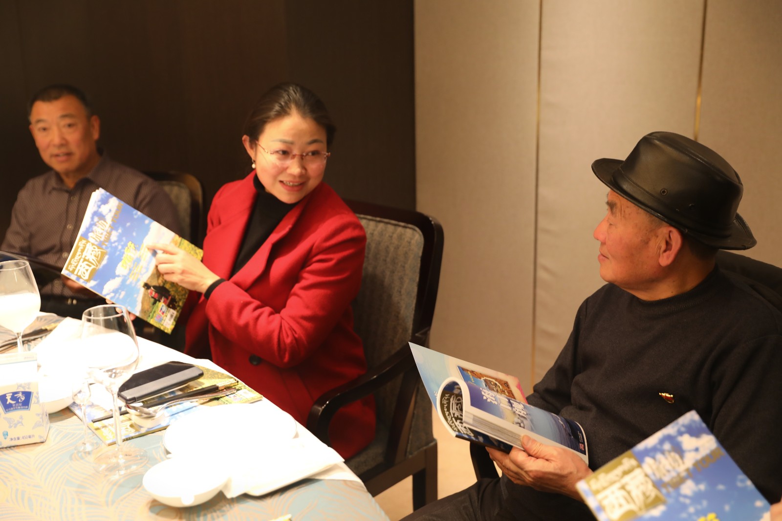 圖為：縣委副書記、人大黨組書記、主任秦梅鴦宗代表縣委、政府向老領(lǐng)導(dǎo)匯報(bào)工作。.jpg