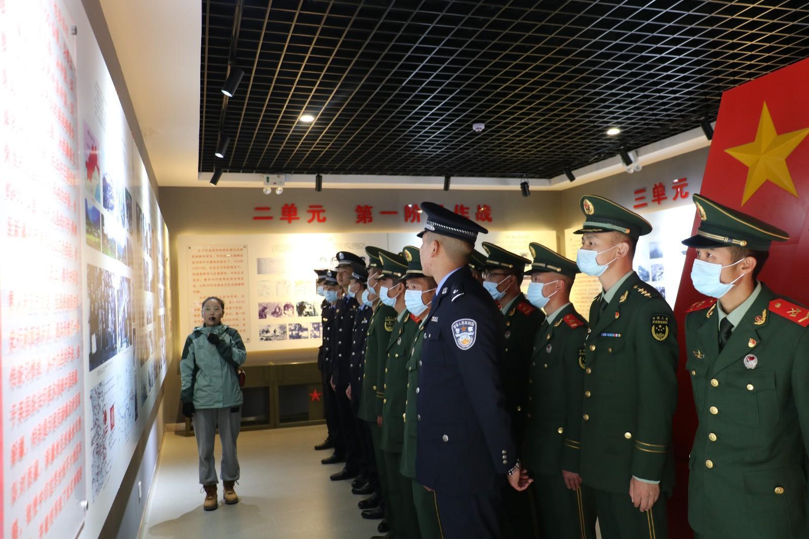 5 圖為錯(cuò)那邊境檢查站民警與錯(cuò)那縣武警中隊(duì)官兵共同在對(duì)印自衛(wèi)反擊戰(zhàn)前沿指揮所舊址陳列館瞻仰革命先烈的光榮事跡，重溫對(duì)敵斗爭(zhēng)的光輝歷史   李啟書(shū)  攝.jpg