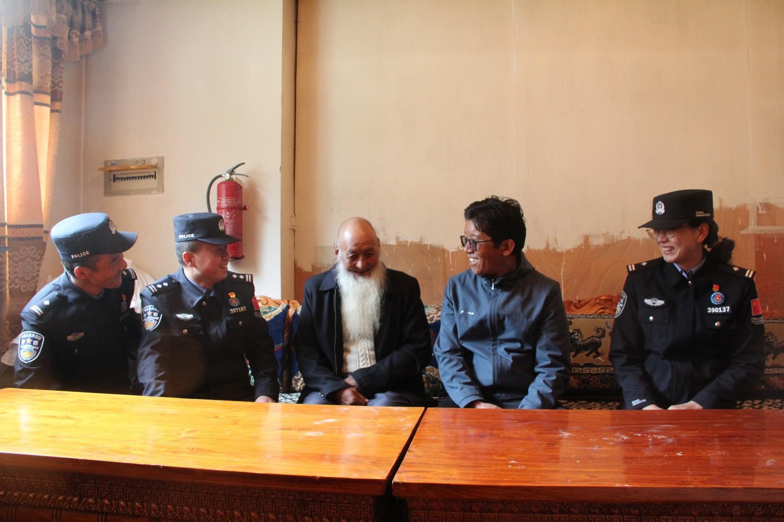 圖為民警聆聽老黨員講故事。郭賽賽攝.JPG