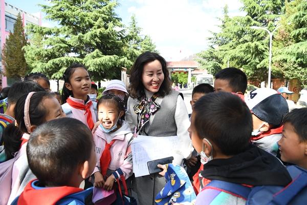 圖為湖南援藏教師與市三小學(xué)生互動(dòng)。王志偉攝_副本.jpg